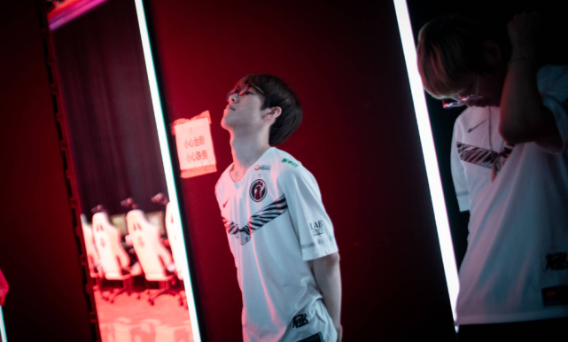 他曾两度执 他曾两度执